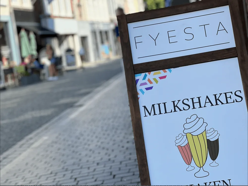 Het bord van Fyesta op de Grote Markt: hier vind je ons
